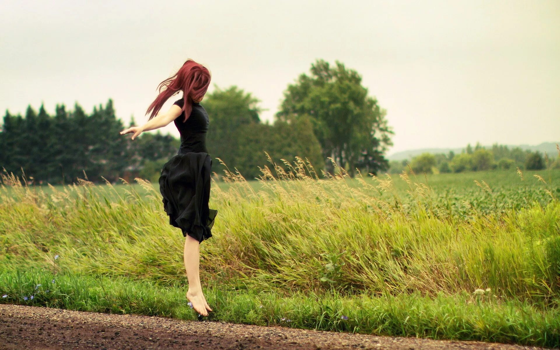 Девушка в платье подпрыгивает. Девушка прыгает на длинном. Девушка прыгает вверх. Девушка танцует. Прыгающая девушка в мятном.