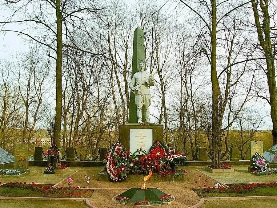Захоронение в красном. Красное село мемориальный комплекс братская могила. красное село мемориал братская могила. братская могила спб красное село. братская могила советских воинов в красном селе.