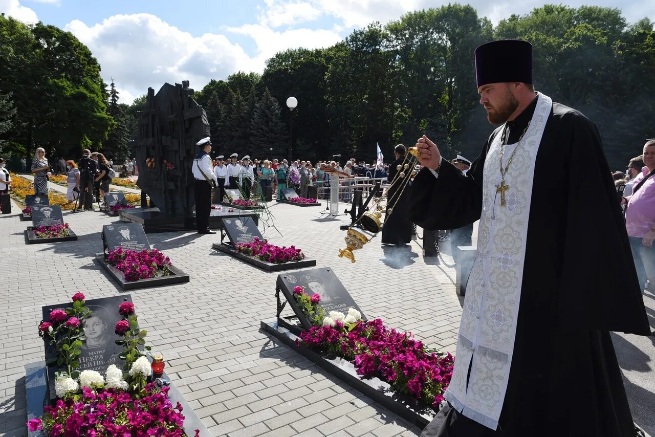 Курск похоронили. Мемориал Курск Похороненные. Похороны погибших подводников Курска. Курск трагедия. Похороны подводников Курска.