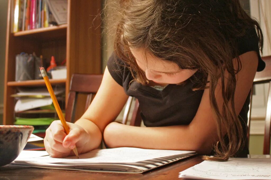 Учащегося а также связанных с. Девочка учит уроки. Домашнее задание. Девочка сидит за уроками. Девочка делает домашнюю работу.