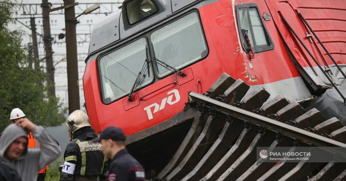 Сошел поезд россия. Фили Кунцево столкновение поездов. Железнодорожная авария. Сход пассажирского поезда.