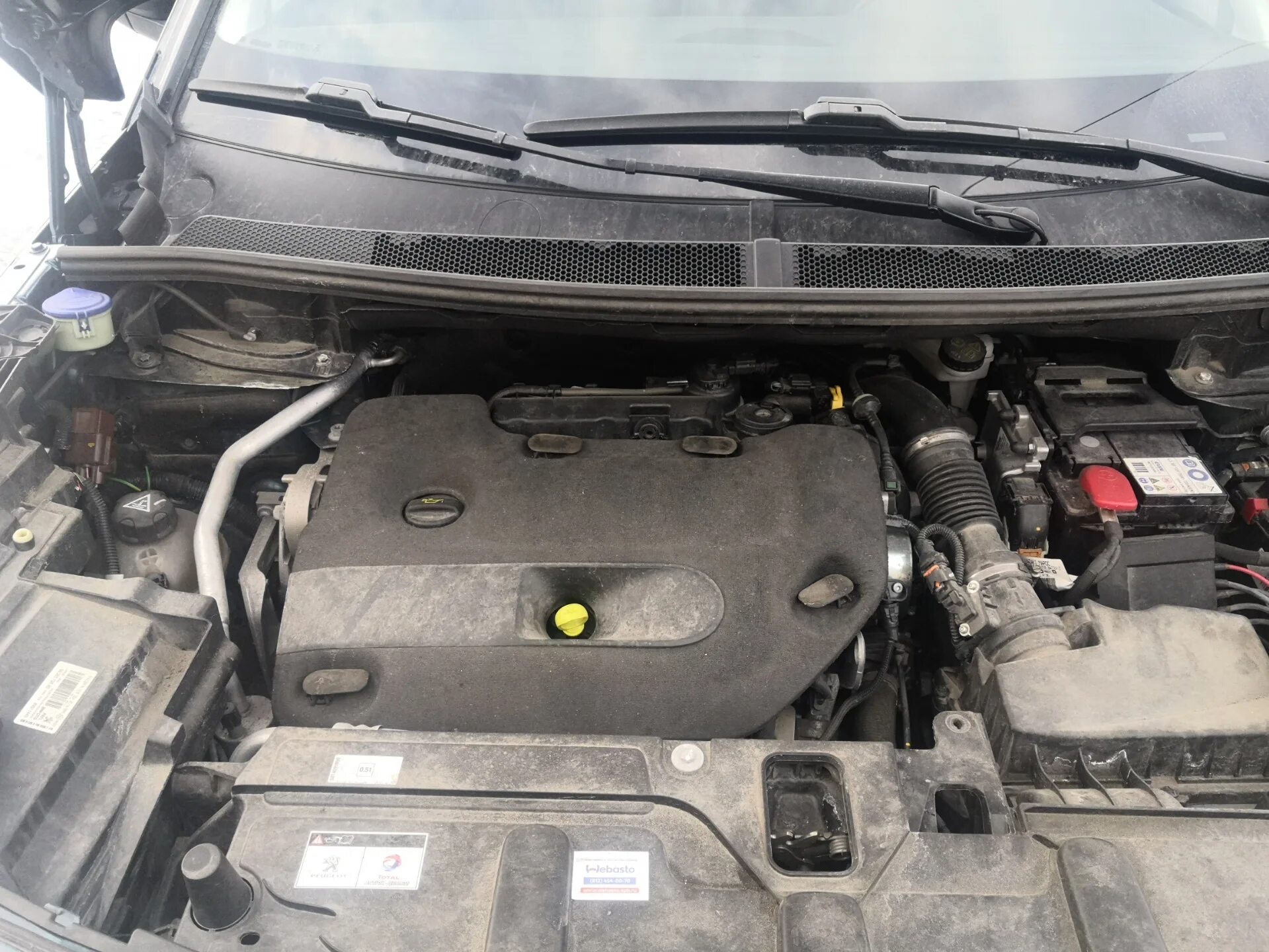 Номер двигателя пежо 5008. Двигатель пежо 5008. Двигатель 1. Peugeot 5008 двигатели. Пежо 5008 под капотом.