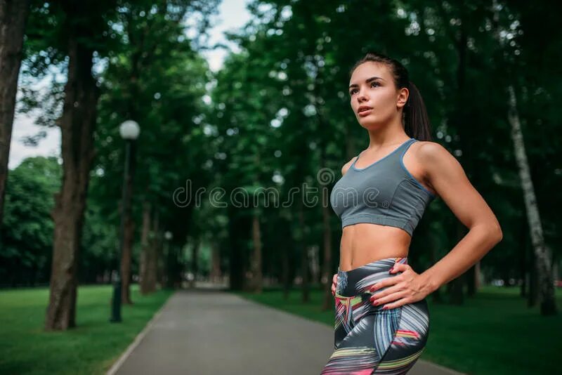 Девушки в спортивной форме веселятся