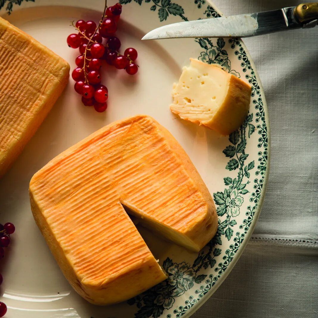 Сыр воняющий. Сыр Вье Булонь. Французский сыр вьё Булонь. Вонючий сыр из Франции. Сыр с промытой корочкой.