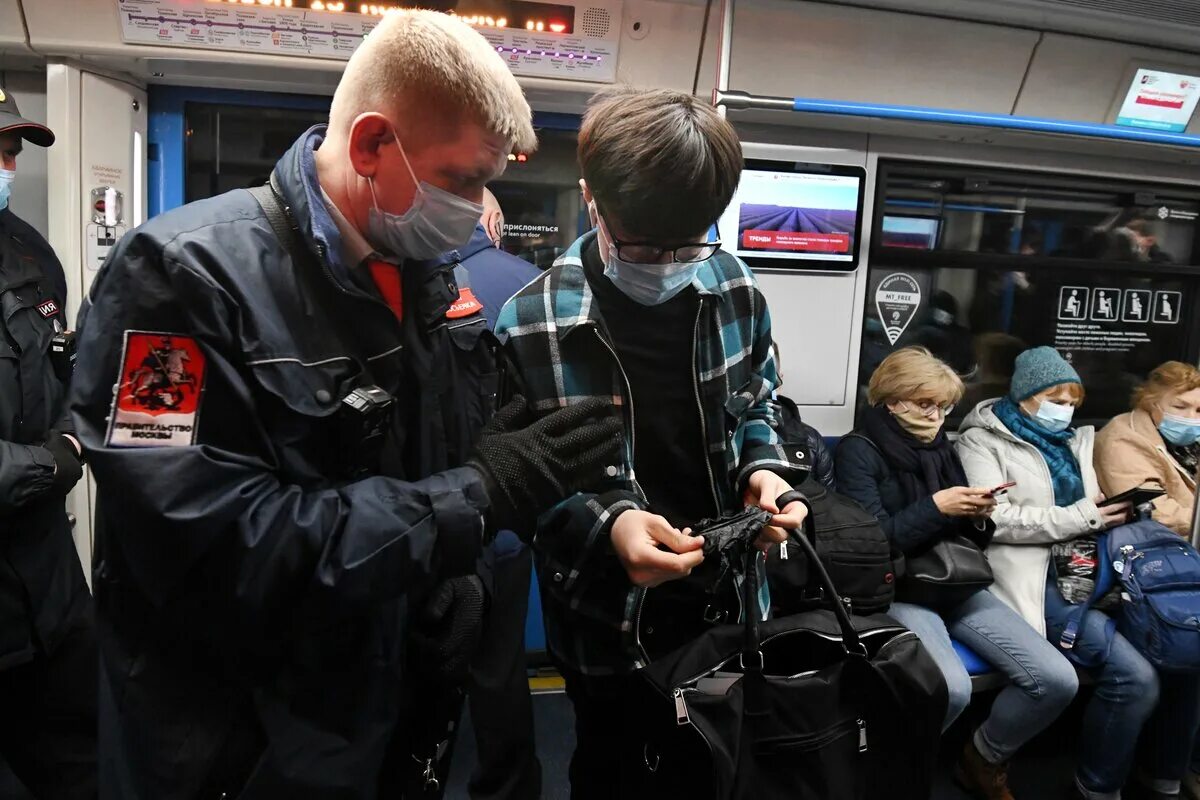 Люди в масках в Московском метро. Полиция в масках в метро. Контролёры в метро проверяют маски.