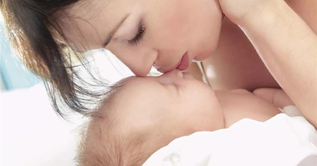 Девочка нюхает цветок. Малыш с цветами. Ребенок нюхает маму. Ребенок нюхает маму. Ребенок нюхает маму.