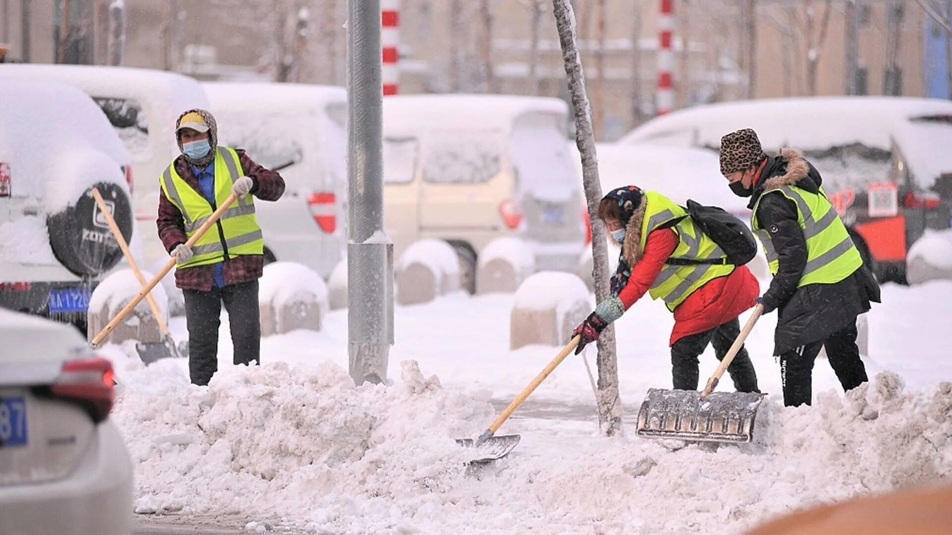 Какой сильный будет снег. Москву замело снегом. Снегопад в России. Снегопад в городе. Мощный снегопад в Японии.