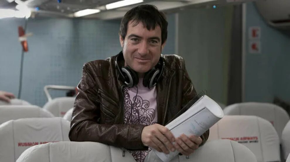 Алекс пина. Режиссёр пина алекс. Алекс пина и хесус кольменар фильмы. Alex pina фото. Алекс пина бумажный дом.