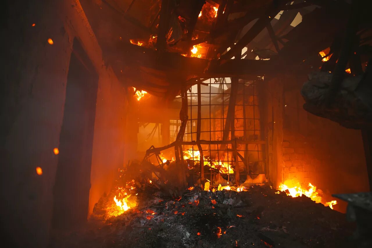 Сгоревшая комната. Внутри горящего дома. Внутренние пожары. Пожар внутри здания. Пожар в здании изнутри.