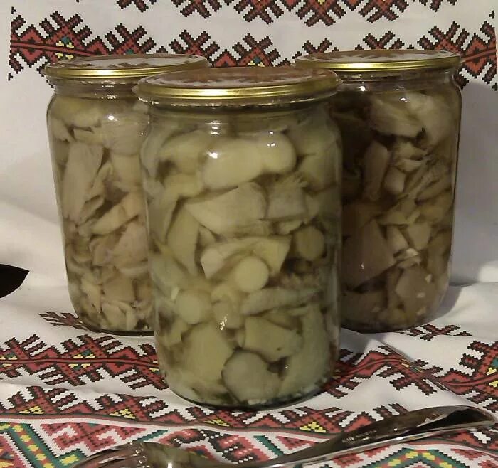Как вкусно замариновать грибы вешенки. Грибы вешенки маринованные. грибы маринованные на зиму в банках вешенки. вешенки на зиму в банках. грибы на зиму в банках вешенки и.