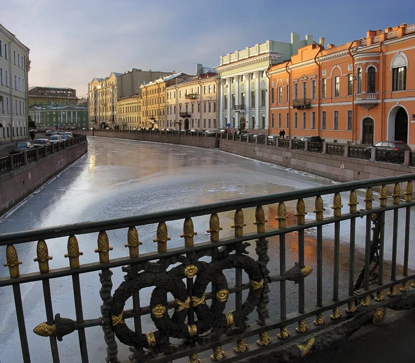 Мойка спб. Река мойка Санкт-Петербург. Большой Конюшенный мост в Санкт-Петербурге. Петербург река мойка. Мойка Петербург большой Конюшенный мост.