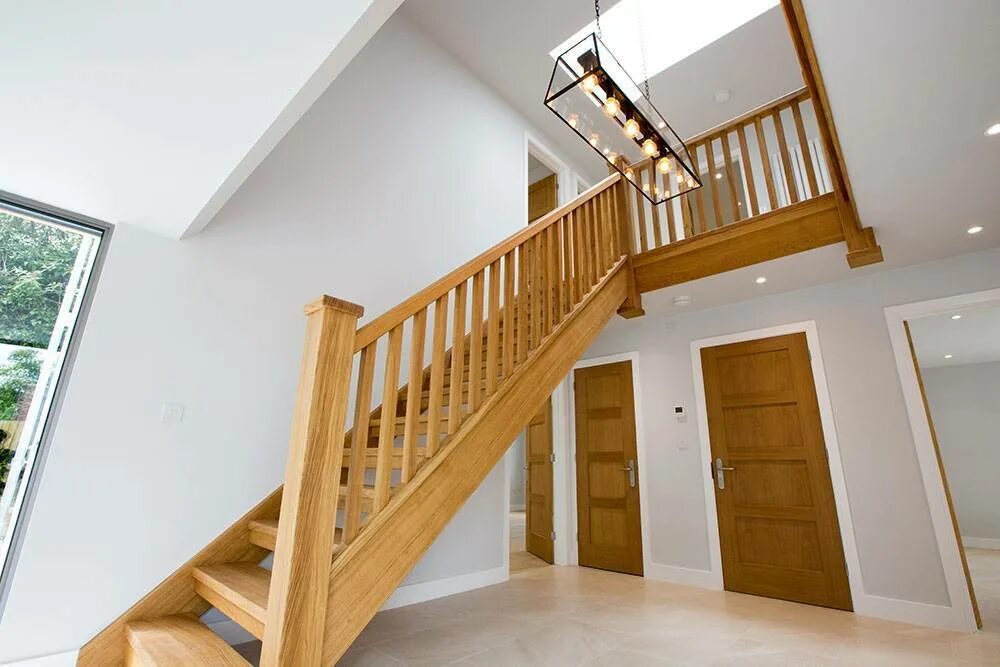Второй этаж отзывы. Одномаршевая лестница на 2 этаж. Одномаршевая лестница на второй этаж в частном доме. Лестница деревянная двухмаршевая. Мансардная лестница двухмаршевая.