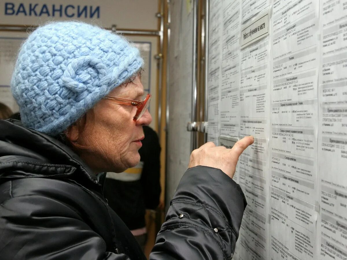 Пенсионер идет на работу. Старик со спины. Пенсионер идет на работу. Работающие пенсионеры. Пенсионер идет на работу.