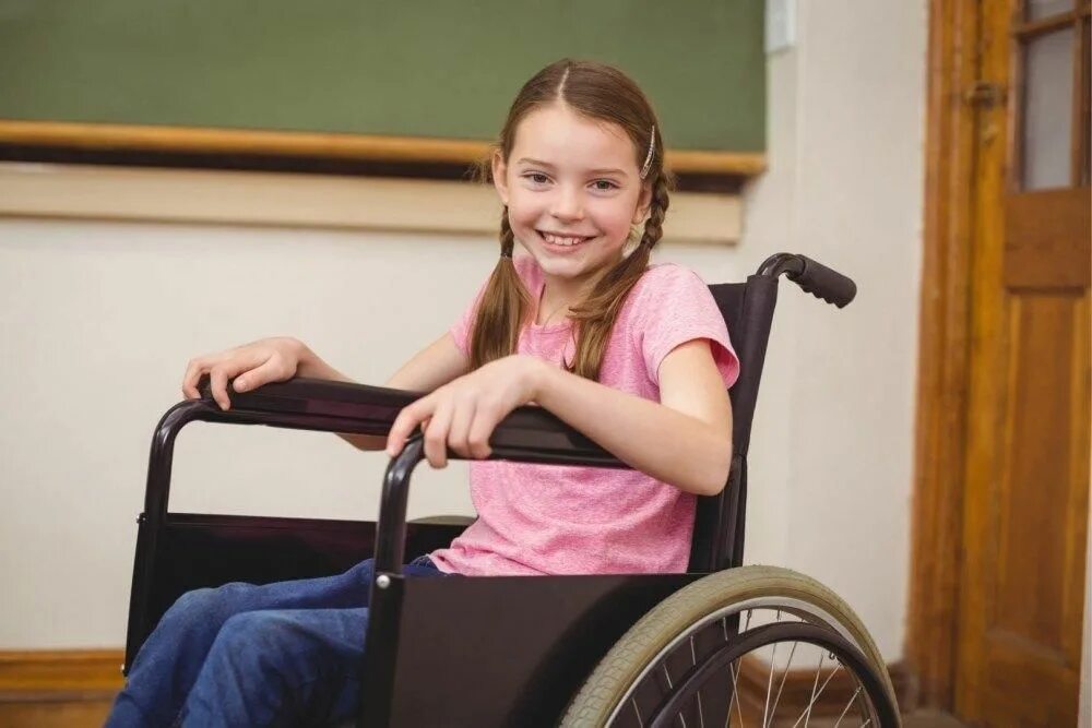 Выяснилось что ребенок инвалид. Дети инвалиды. Дети с инвалидностью. Школьники инвалиды. Инвалид улыбается.