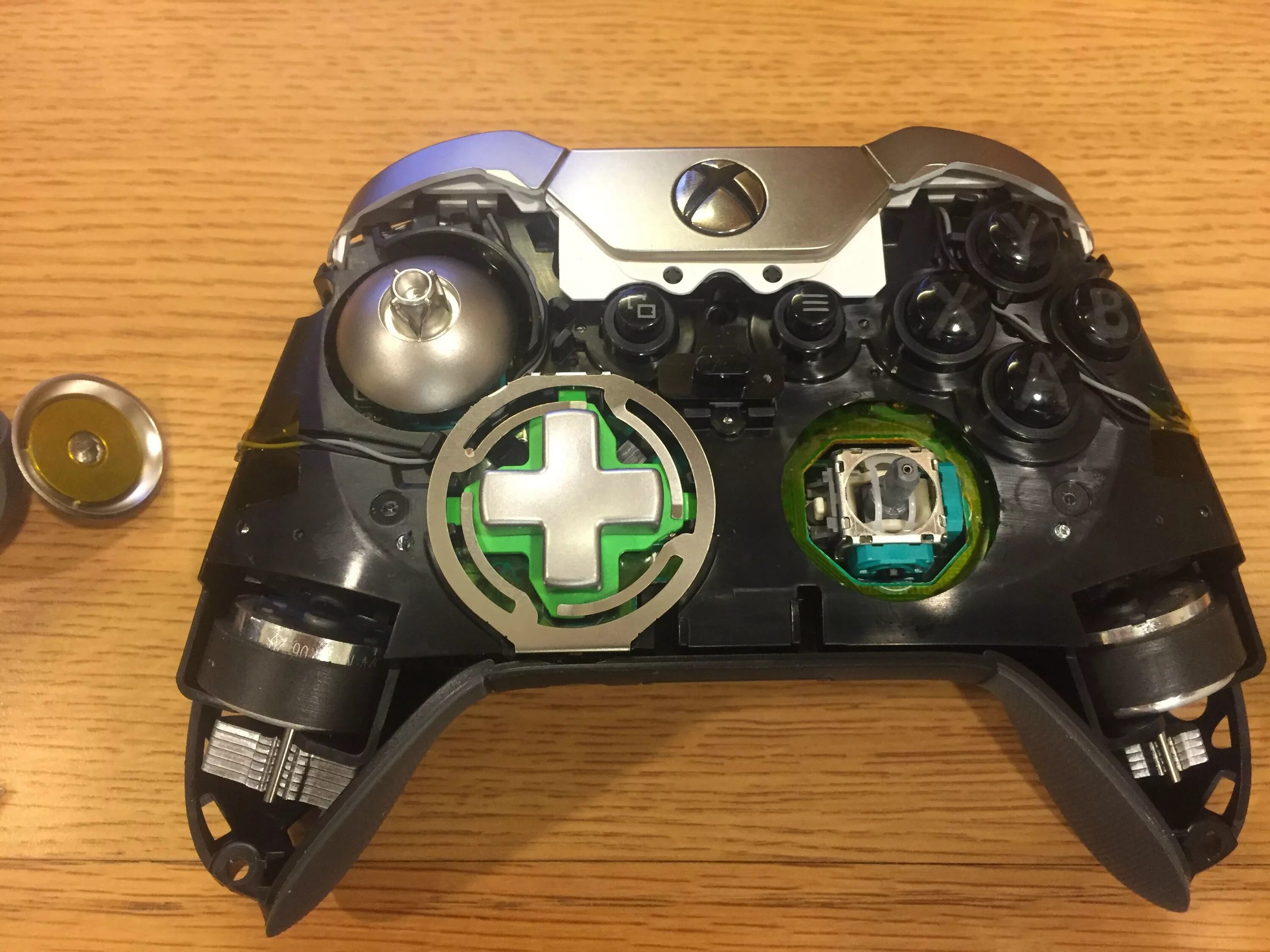 Икс стик. Сломанный геймпад Xbox 360. Xbox 360 и Xbox one. Xbox Elite Controller крестовина. Сломанный хбокс геймпад Xbox.