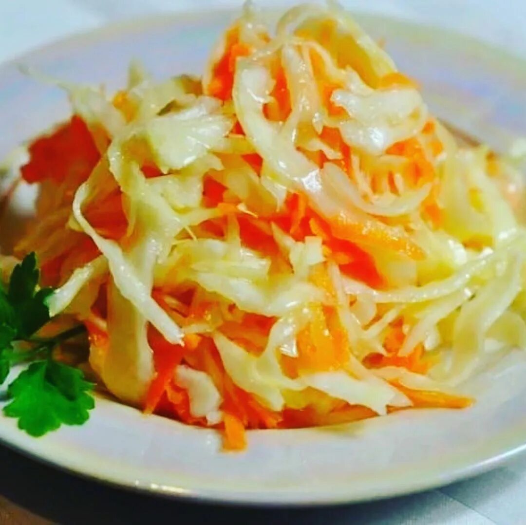 Салат капуста паприка. Капуста белокочанная маринованная. Капустный салат маринад. Капуста салатная быстрого приготовления. Капуста про которую забыли.