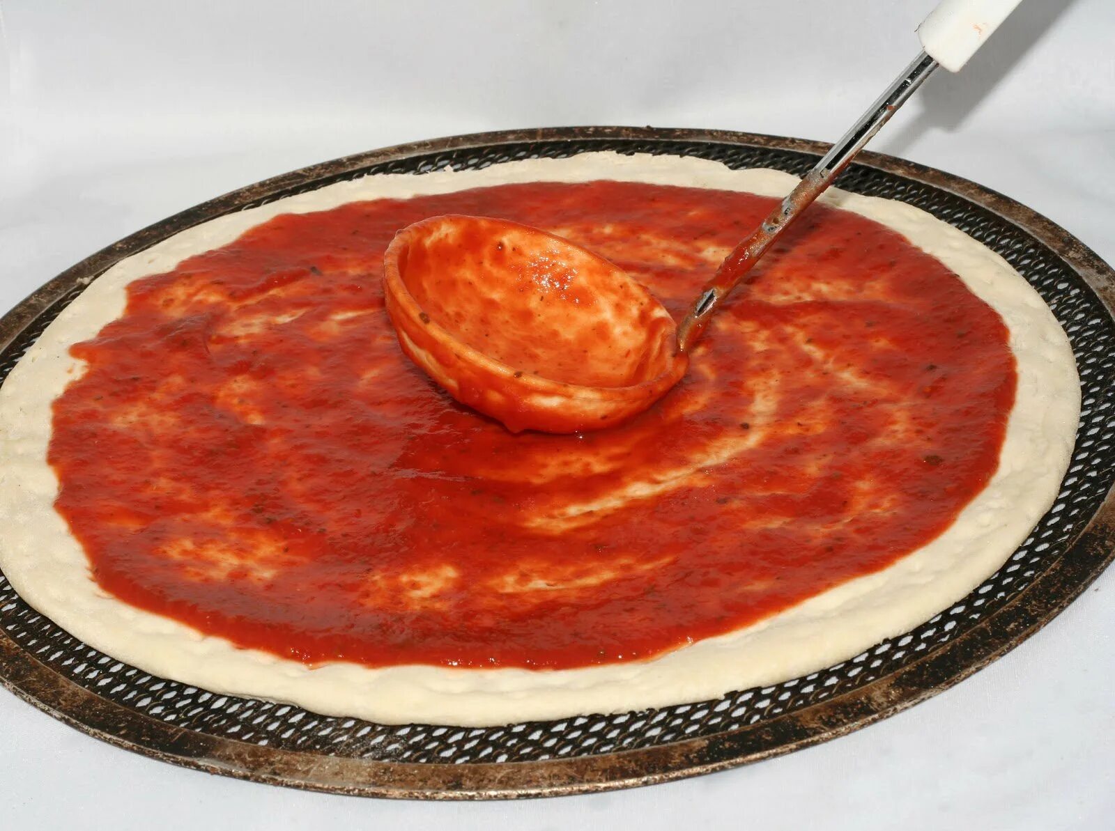 Томатная паста для пиццы рецепт. Томатный соус для пиццы. Соус томатный основа для пиццы. Итальянский соус для пиццы. Тесто для пиццы с соусом.