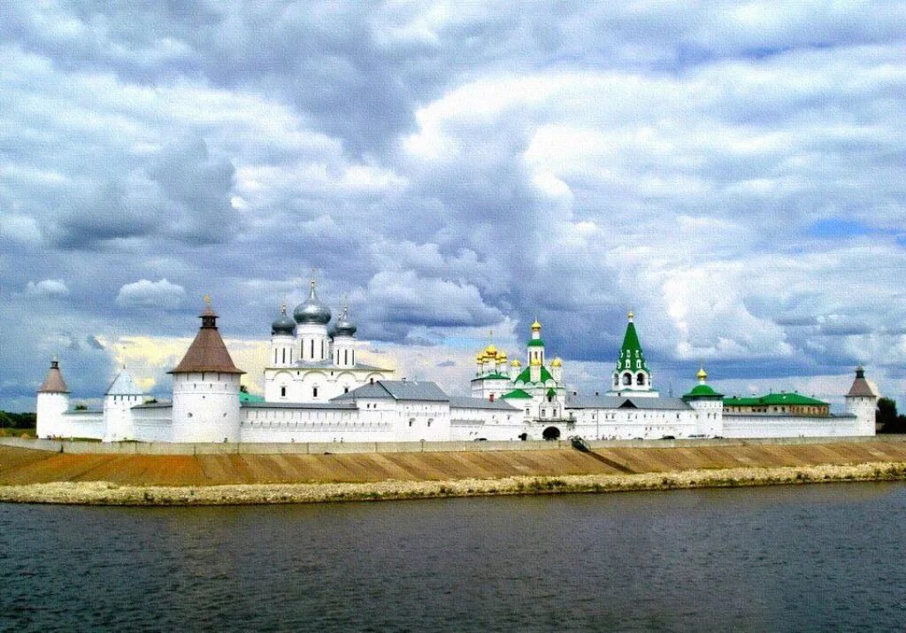 Монастыри нижегородской области сайты. Макарьевский монастырь Нижегородская область. Макарьев Желтоводский монастырь. Макарьевский монастырь Лысково. Макарьевский монастырь на Волге.