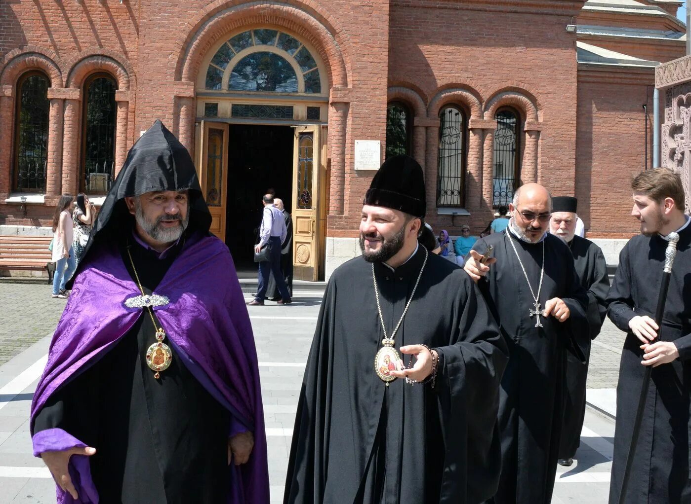 Армянская Апостольская православная Церковь. Епархия Юга России армянской Апостольской церкви. Храм армянской Апостольской церкви. Епископ армянской Апостольской церкви в России. Армянская апостольская церковь отличия