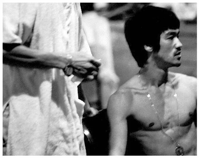 Брюс ли 1973. Глаза брюса ли. Bruce lee. Брюс ли в молодости. Как брюс ли изменил мир фильм 2009.