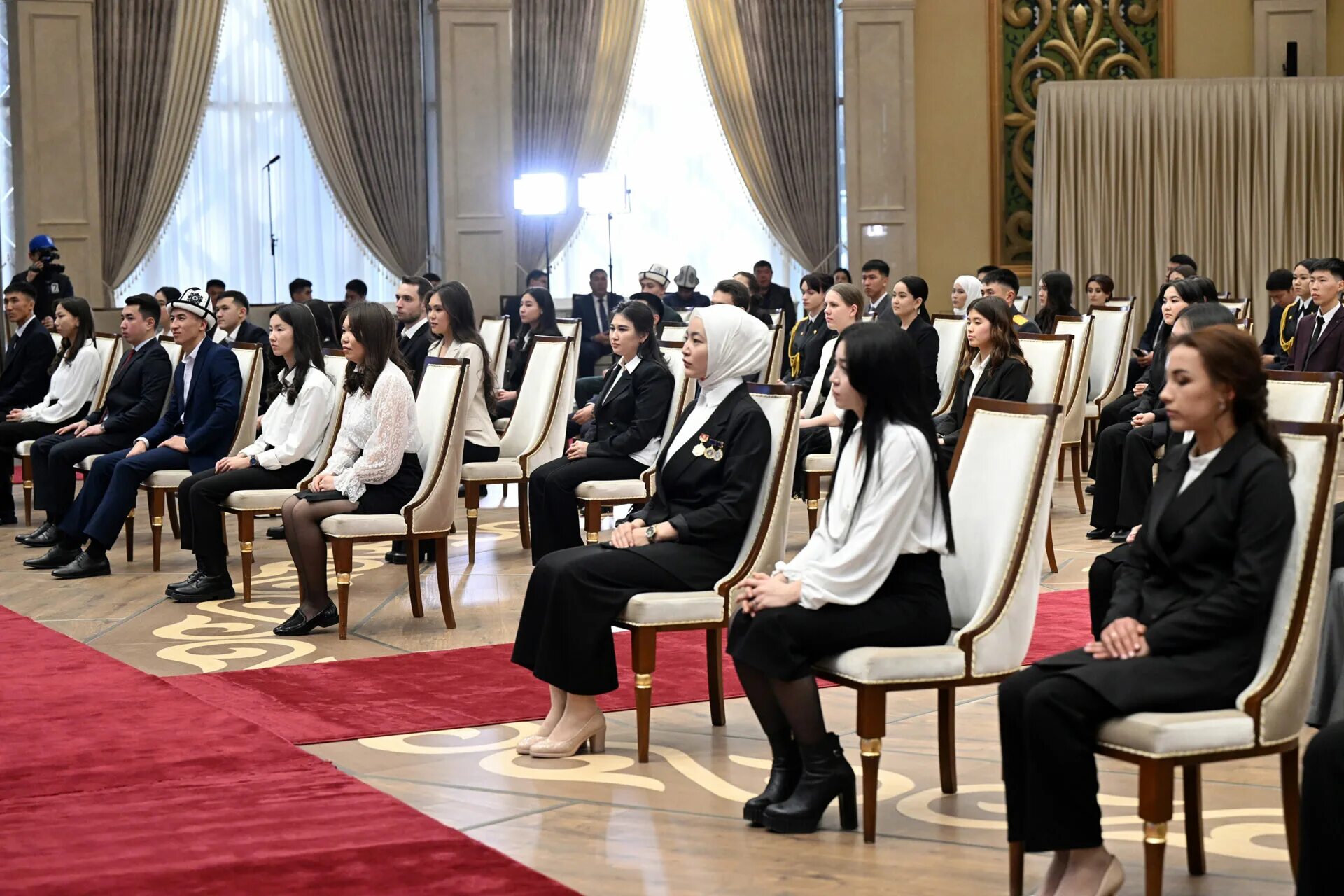 Садыр Жапаров президентский стипендия. Президентская стипендия аспирантам. Садыр Жапаров вручает. Стипендия президента Узбекистана.