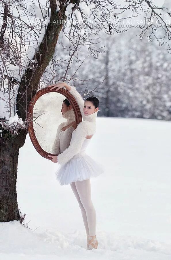 Балерина на снегу. Ребенок бежит в снегу. Снег танцует. Snow dance. Snow dance.
