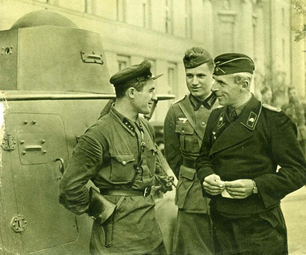 Вермахт польша. Совместный парад вермахта и красной армии в бресте. парад ркка и вермахта в бресте. парад в польше 1939 ркка и вермахта. совместный парад вермахта и ркка в бресте 1939.
