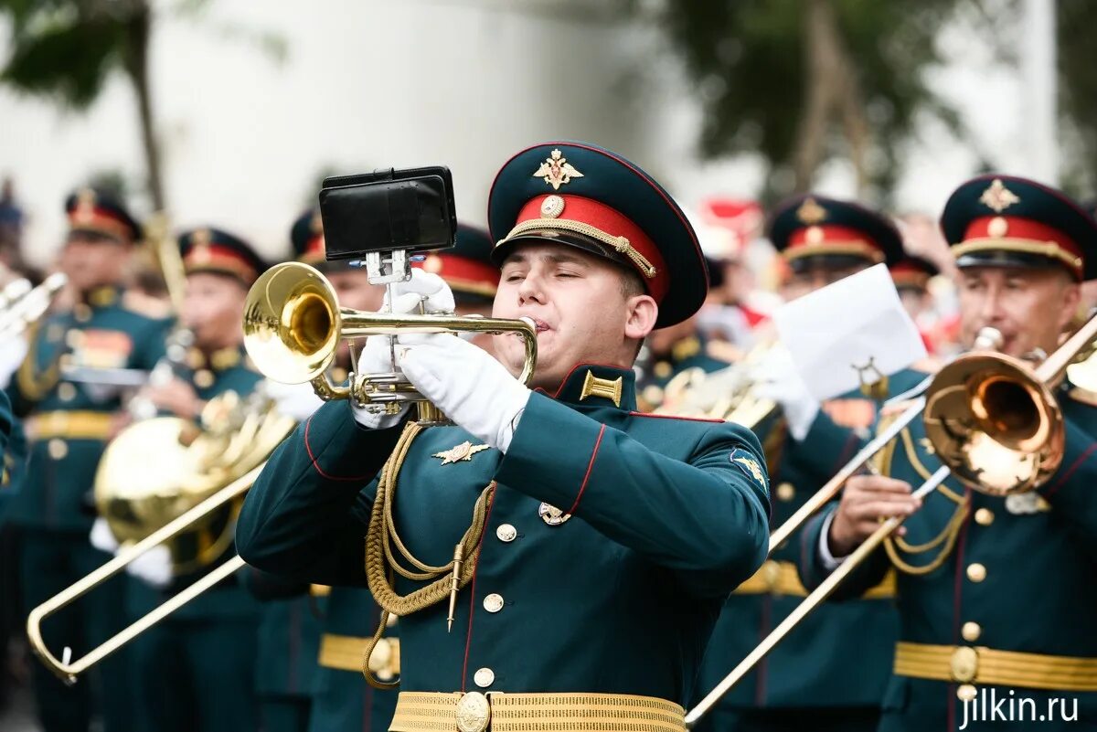 Фанфары на вручение. Фанфары Каспия 2022 Астрахань. Труба в военном оркестре. Трубить в фанфары. Военный оркестр инструменты.