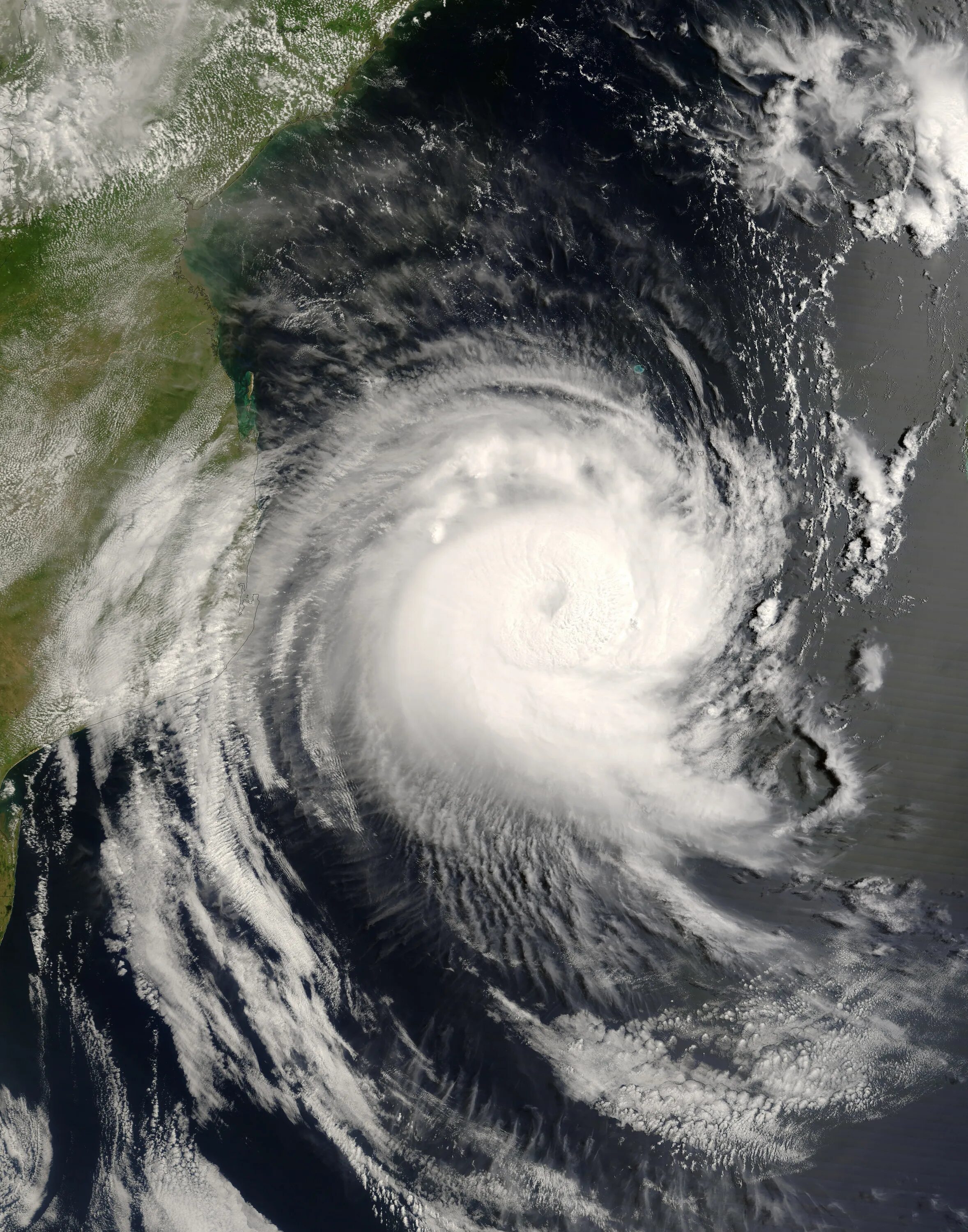 Tropical Cyclone. Ураганы. Тропический циклон с земли. Мозамбик ужас.