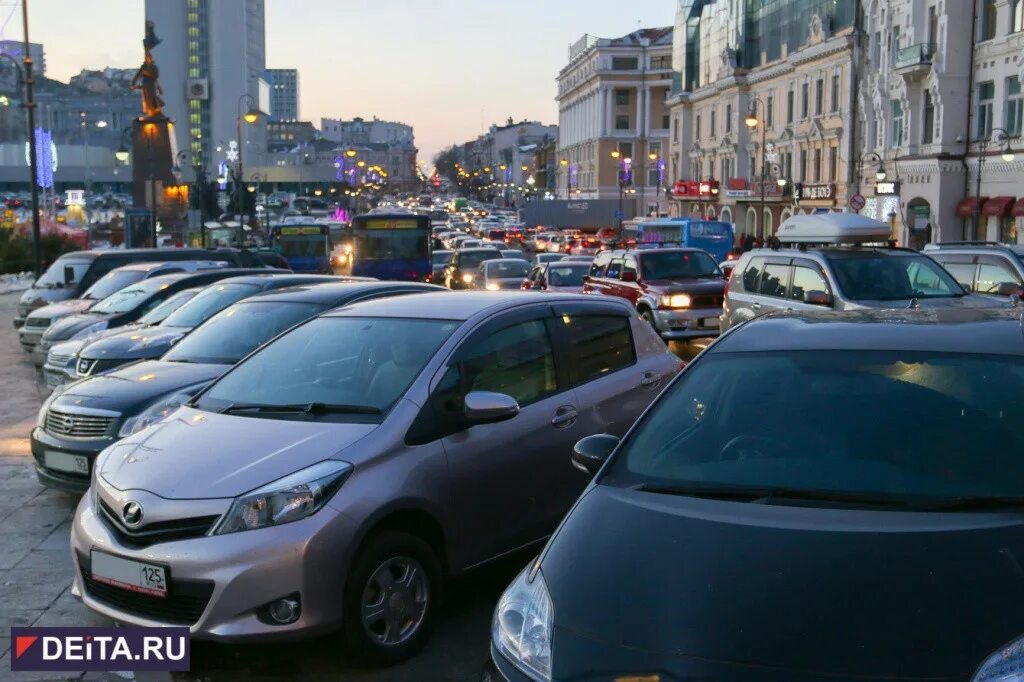 Владивосток парковка. Автобизнес Приморье. Парковки в центре Владивостока. Фото вдоль машины. Без машины во владивостоке