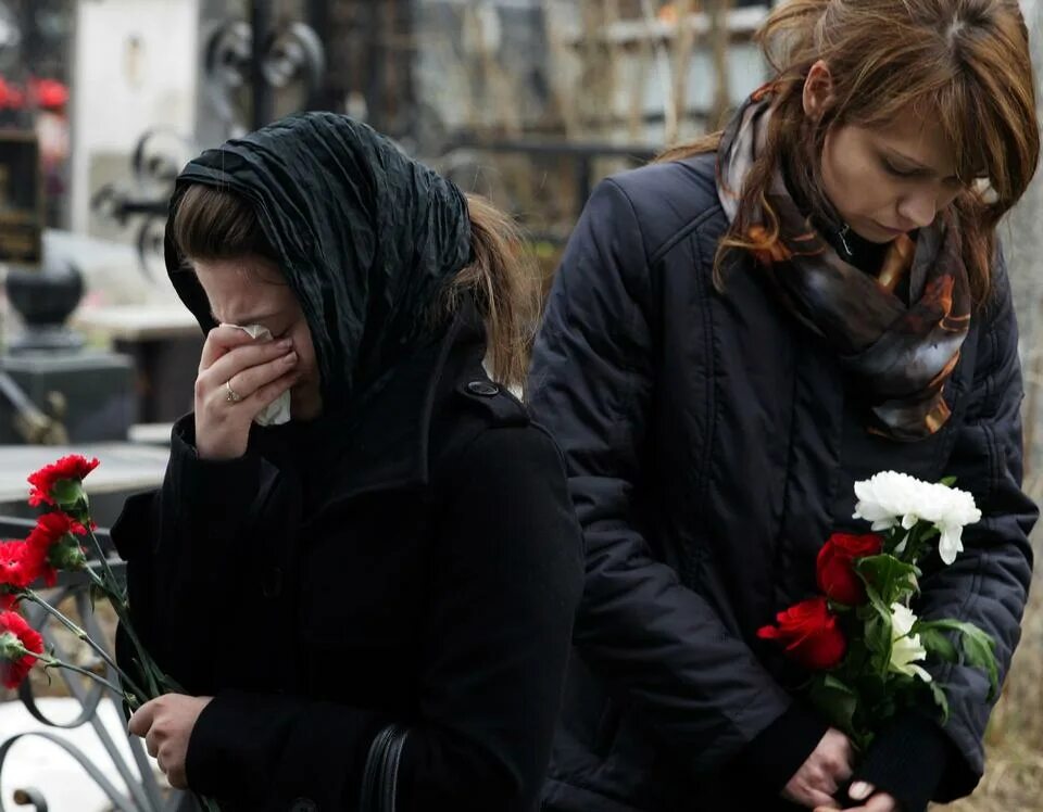 Умершие плачут. Картина тоска. Женщина в трауре. Прощание с любимой. Молящиеся женщина со слезами.