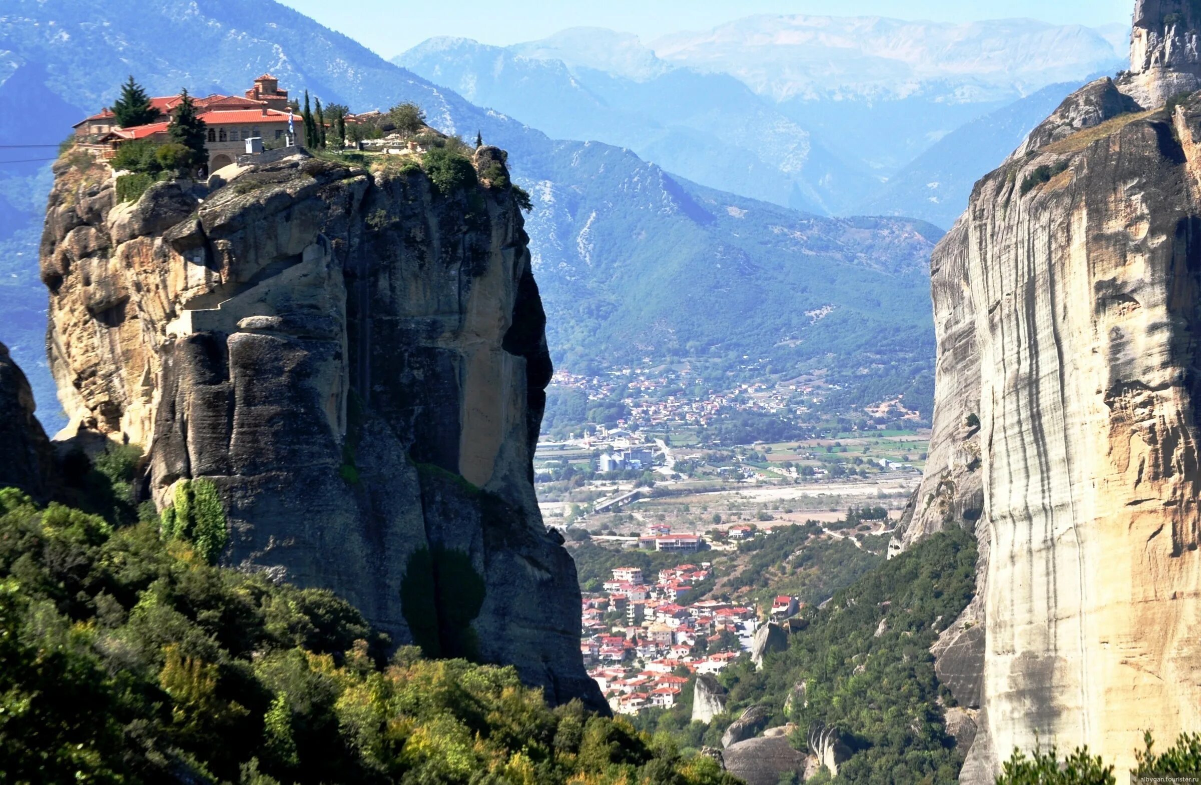 монастырь великий метеор каламбака. метеоры являются. метеоры греция каламбака. вид на каламбака греция. метеоры греция ночью.