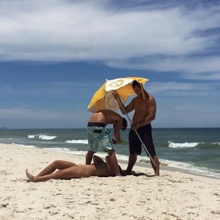 Отдыхаю без мужа видео. Жена фотографируется. Туристы на пляже в турции. Жена в турции. Жена в турции.
