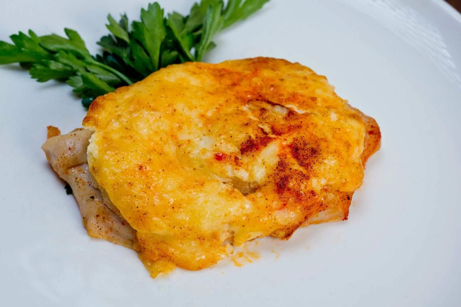 Филе куриное с ананасом под сыром. Курица с ананасами в духовке под сыром. Куриная грудка с ананасами. Курица с ананасами и сыром запеченная в духовке. Курица с ананасами в духовке под сыром.