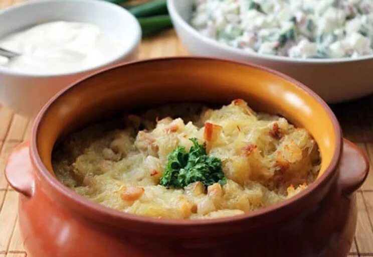 Бабка картофельная в духовке в горшочке. Белорусская кухня картофельная бабка. Блюда в горшочках. Картофельная бабка в горшочке. Картофельная бабка в горшочке.