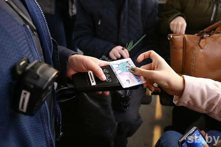 Как контролер проверяет оплату в автобусе