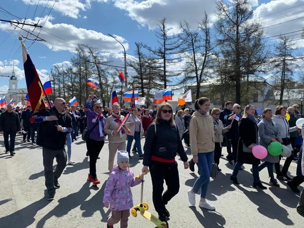 День весны и труда. Первомайские праздники. Первомайский парад. Первомайское шествие в Боровичах.