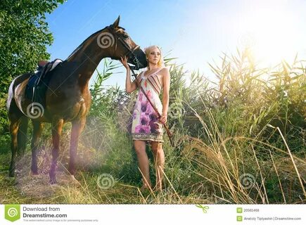 Frau mit Pferd stockfoto. 