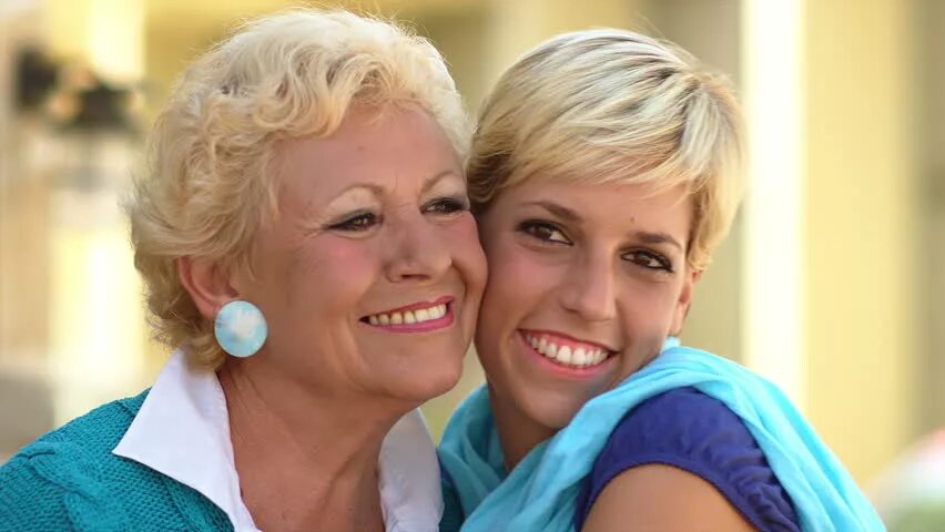 Older women younger women 5. Диетолог эми гудсон. Красивые женщины в возрасте. Подруги в возрасте женщины. Older women younger women 5.
