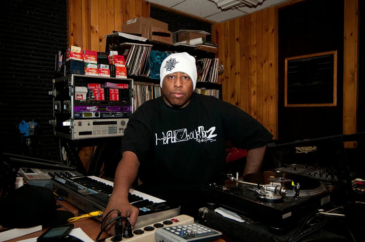 Dr Dre битмейкер. Dr Dre DJ Premier. DJ Premier на студии. Маленький ярче битмейкер. Популярный рэп 2024