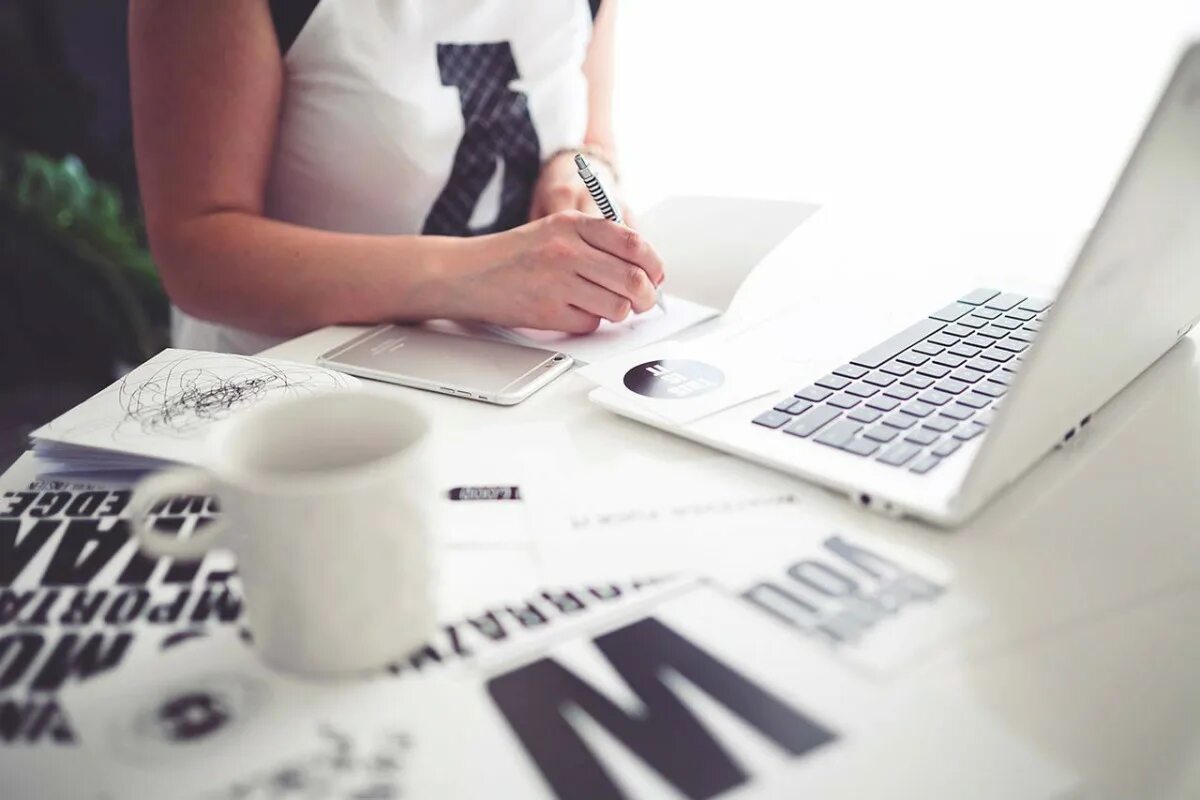 Писать тексты удаленно. Ноутбук на столе руки. Писать тексты удаленно. Написание статей. Ноутбук руки.