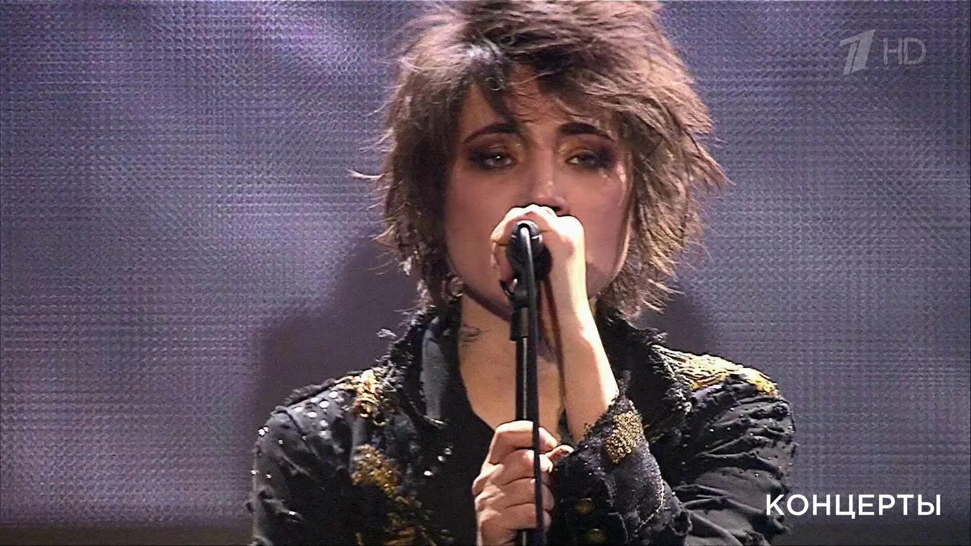 Концерта земфиры маленький человек. Плакаты на концерте земфиры. Земфира 2021. Земфира 2016 маленький человек. Земфира маленький человек концерт.