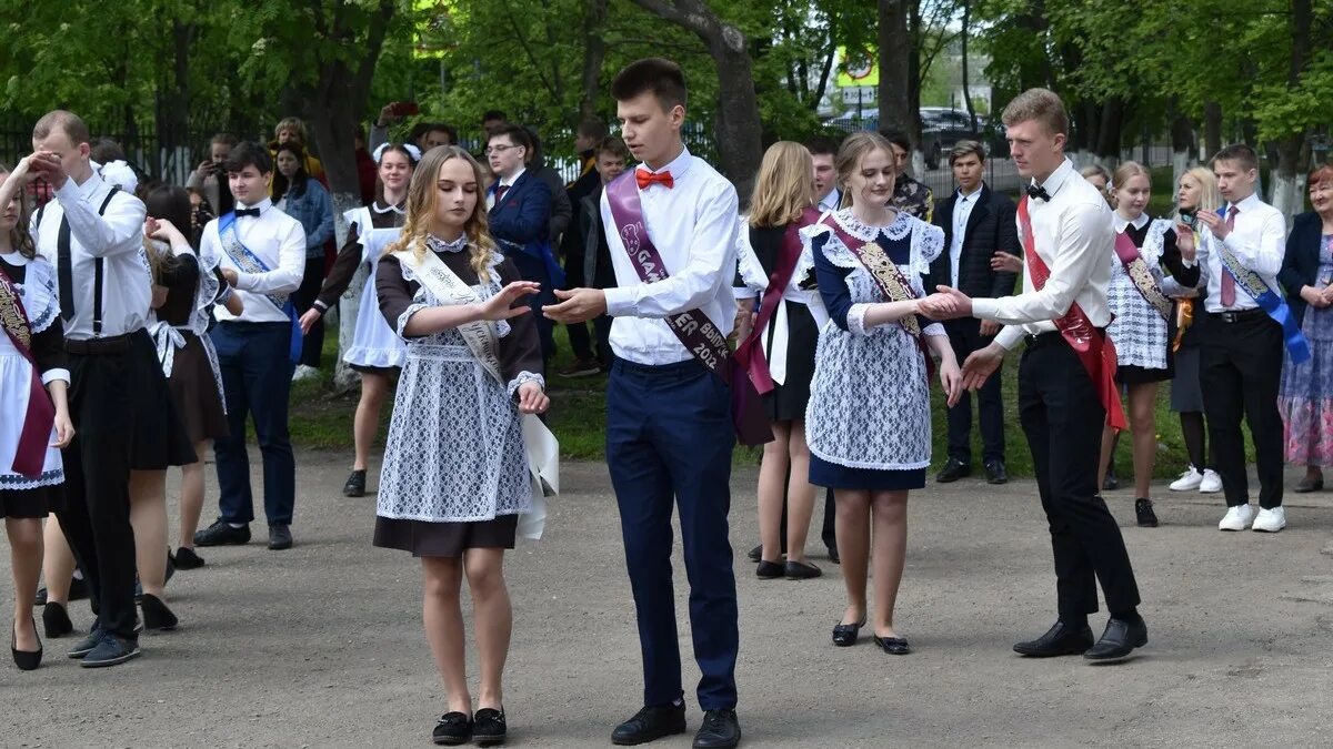 Песня последний звонок последний день. Последний звонок выпускной. Последний званок 25 май. 25 Мая последний звонок 2022. Выпускники на последнем звонке фотосессия.