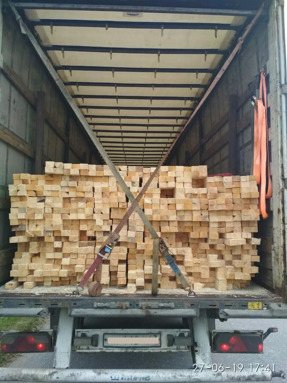 доска половая 140х45. доска под грузом. платформа лесовоз 13-2114-07. вагон для перевозки досок. вагон 13-401-20 смгс пиломатериалы.