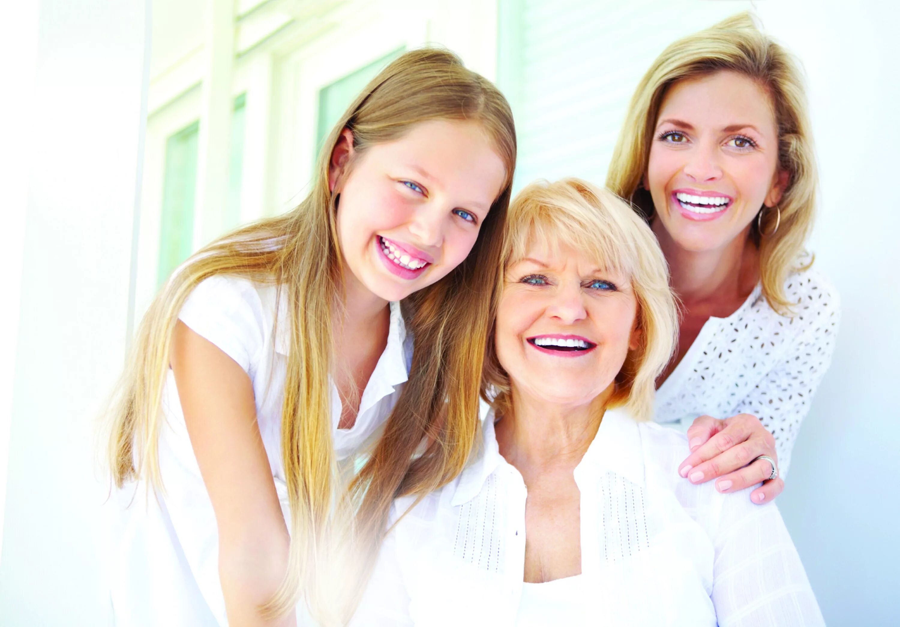 три поколения женщин в семье. три поколения женщин. женщины разных возрастов. женщины разных возрастов. разные женщины.