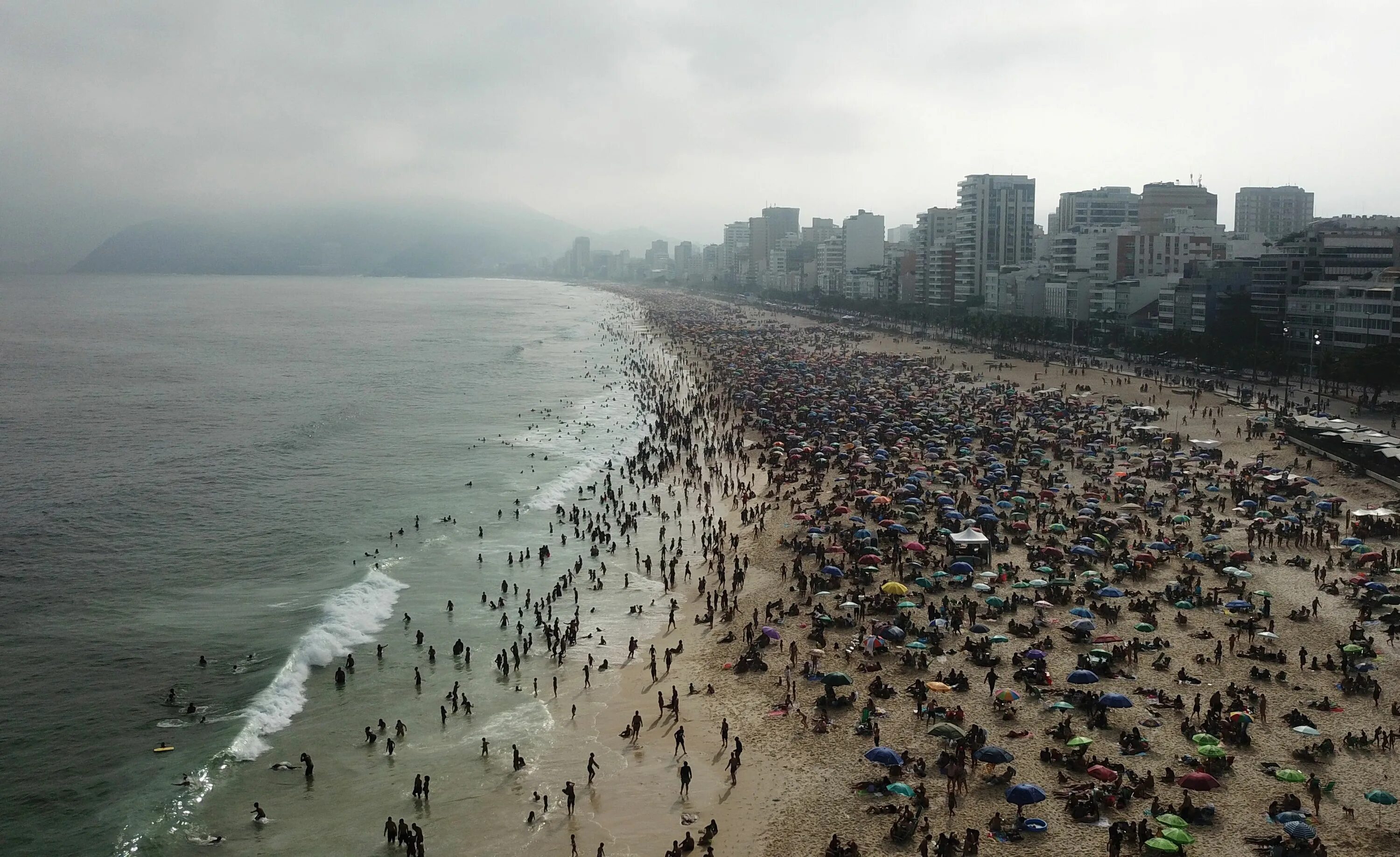 Где живет бразилия. Пляжи Рио-де-Жанейро Бразилия. Бразилия Копакабана. Рио-де-Жанейро город в Бразилии пляж. Пляж Ипанема в Рио-де-Жанейро.