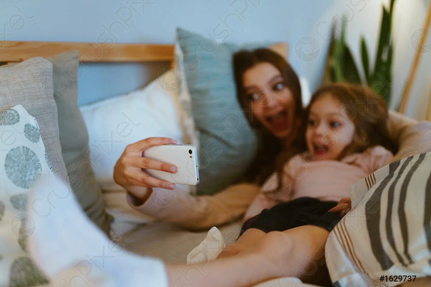 Daughter panties. Мама и дочь лежат на кровати. Мама и дочка лежат в постели. Мама с дочкой на кровати селфи. Фото мама с дочкой в постели.