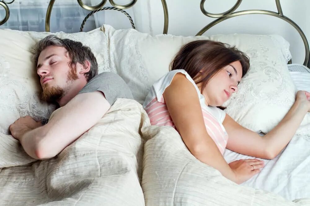 Лежу жене. Муж и жена лежат в кровати. Спящая жена. Недовольная пара в постели. Фотосессия кровать жена и муж.