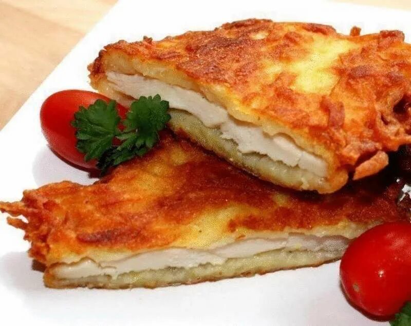 Куриное филе под картофельным. Филе куриное в картофельной. куриное филе в картофельной шубке. кура в кортофельнлй шубке. курица в картофельной шубке.