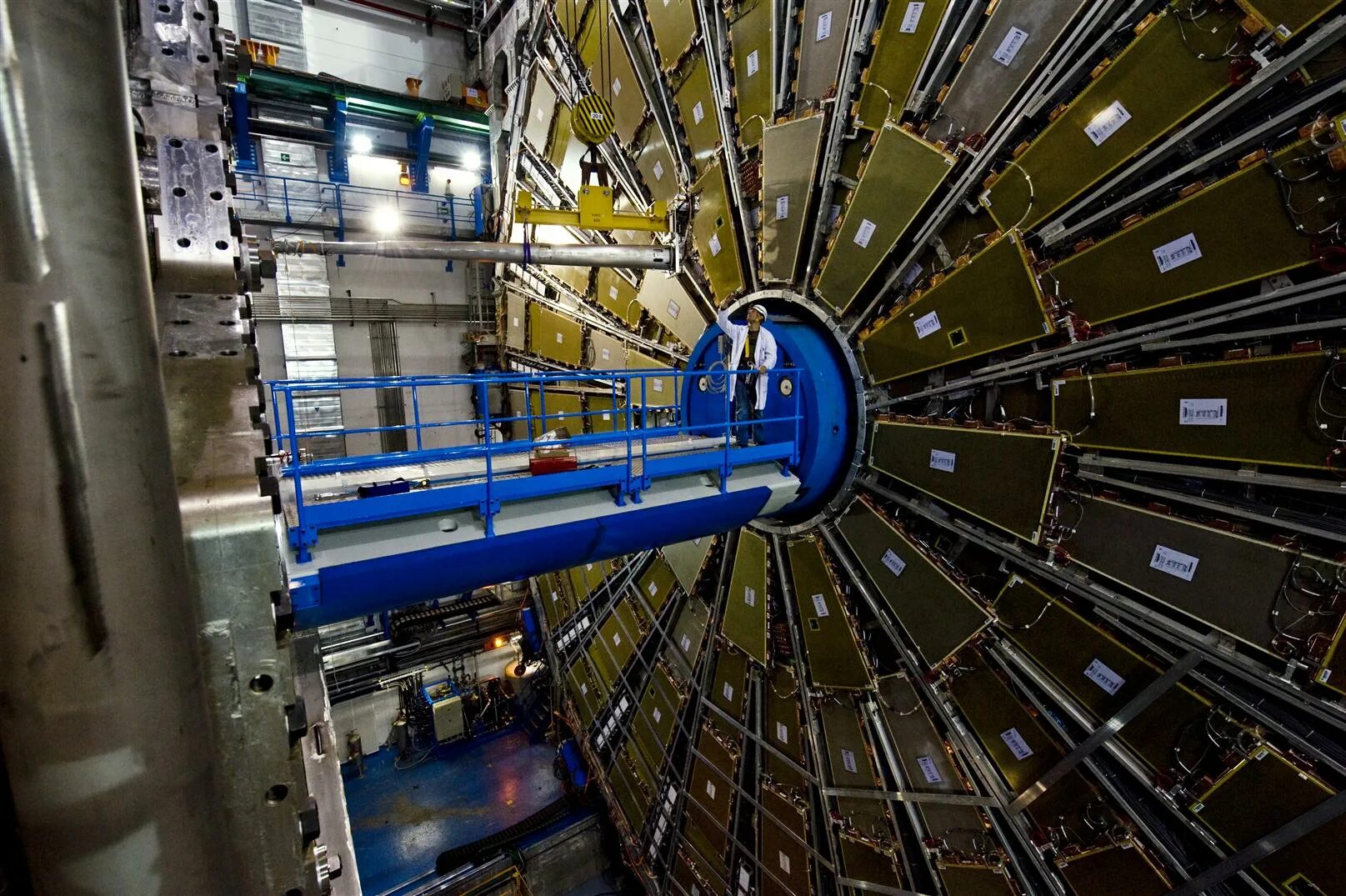 Ускоритель атомных частиц. Большой адронный коллайдер ЦЕРН. Коллайдер в Женеве. Адронный коллайдер в Женеве. ЦЕРН ускоритель частиц.